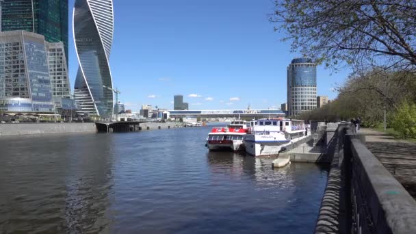 MOSCOW, RÚSSIA - 18 de maio de 2017: Dois navios estacionados em frente à cidade de Moscou — Vídeo de Stock