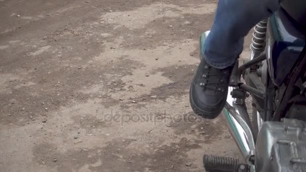 Un motocycliste secoue un kick-starter sur une moto — Video