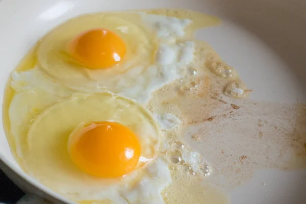 Beyaz seramik pan Fried yumurta — Stok fotoğraf