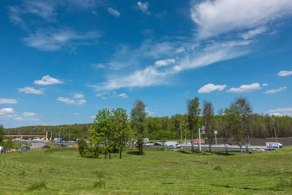 MOSCÚ, RUSIA - 24 de mayo de 2017: Tráfico por carretera en Moscú — Foto de Stock