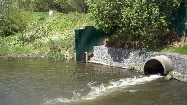 Вода вытекает из трубы — стоковое видео