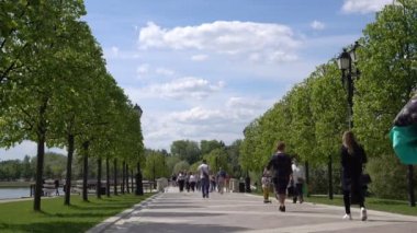 Moskova, Rusya - 24 Mayıs 2017: Tsaritsynskiy Park avenue boyunca insanlar yürüyüş