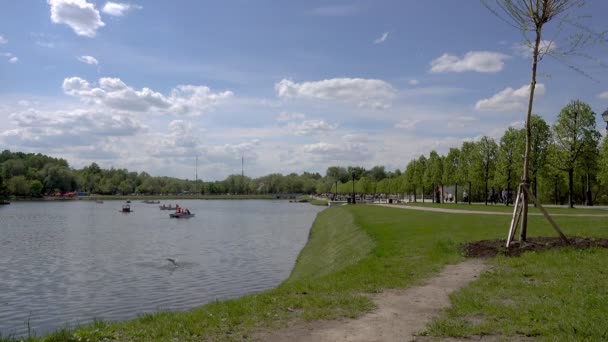 Krásný rybník v parku. Sredniy Tsaritsynskiy prudu. Tsaritsyno Park. — Stock video