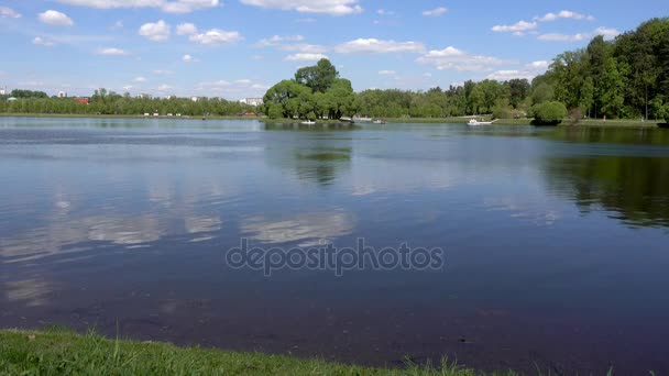 Lindo lago no parque. Sredniy Tsaritsynskiy prud. Parque Tsaritsyno . — Vídeo de Stock