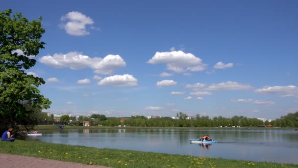 Beautiful pond in the park. Sredniy Tsaritsynskiy prud. Tsaritsyno Park. — Stock Video