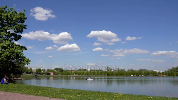 Bel étang dans le parc. Sredniy Tsaritsynskiy prud. Parc Tsaritsyno .