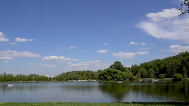 Bel étang dans le parc. Sredniy Tsaritsynskiy prud. Parc Tsaritsyno .