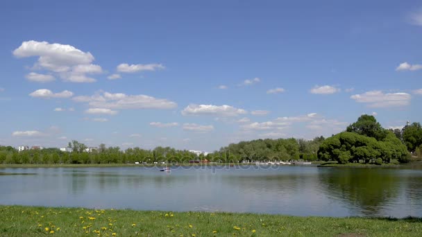 Krásný rybník v parku. Sredniy Tsaritsynskiy prudu. Tsaritsyno Park. — Stock video