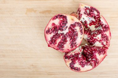 Kırık kırmızı olgun sulu nar ahşap tablo.