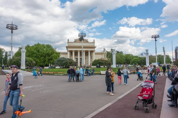 Москва, Россия - 27 мая 2017 года: люди гуляют в парке ВДНХ . — стоковое фото