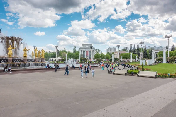 Moscou, Rússia - 27 de maio de 2017: pessoas andando no parque de VDNKh . — Fotografia de Stock