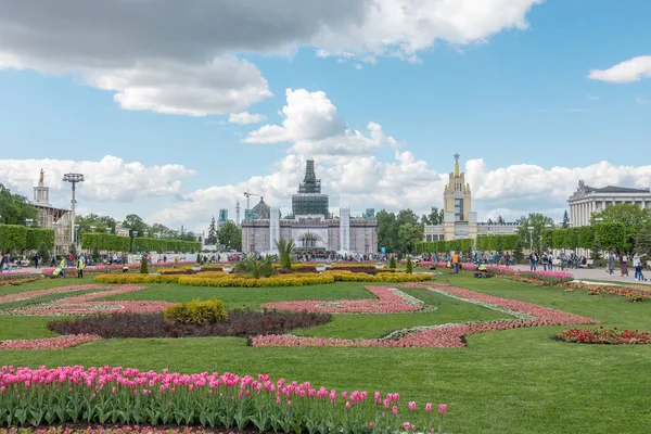 Москва, Російська Федерація - 27 травня 2017 року: Тюльпани на ВДНГ — стокове фото