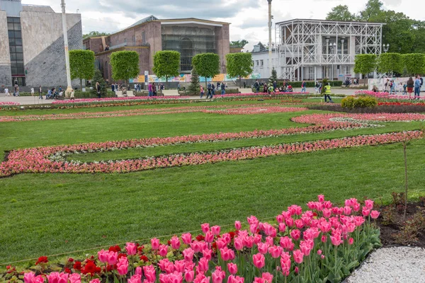 MOSCÚ, RUSIA - 27 de mayo de 2017: Tulipanes en VDNKh — Foto de Stock