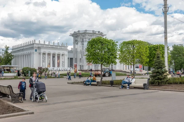 Москва, Россия - 27 мая 2017 года: люди гуляют в парке ВДНХ . — стоковое фото