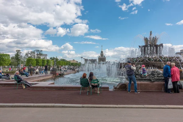 Moscou, Rússia - 27 de maio de 2017: pessoas andando no parque de VDNKh . — Fotografia de Stock