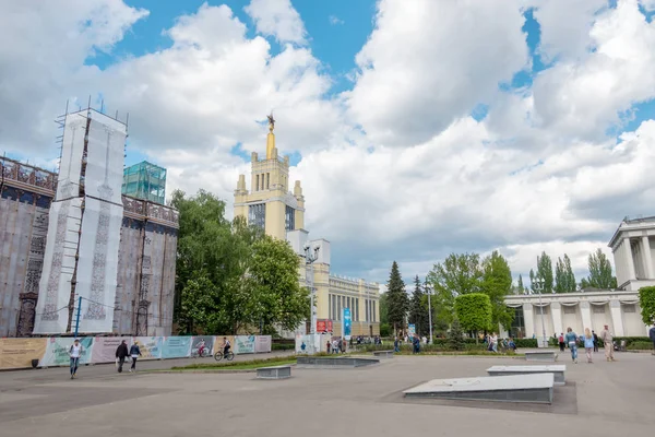 Moskau, russland - 27. mai 2017: spaziergänger im park von vdnkh. — Stockfoto