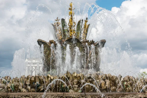 La fuente en el VDNKh en Moscú — Foto de Stock