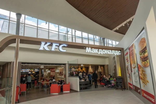 Москва, Россия - 25 марта 2017 года: KFC и Macdonalsd в Меге, МЕГА Теплый стан . — стоковое фото