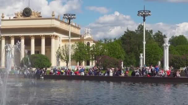 Москва, Россия - 27 мая 2017 года: люди гуляют в парке ВДНХ у фонтана — стоковое видео