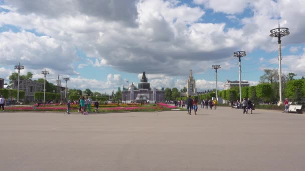 俄罗斯莫斯科-2017 年 5 月 27 日︰ 人在 Vdnkh 公园散步. — 图库视频影像