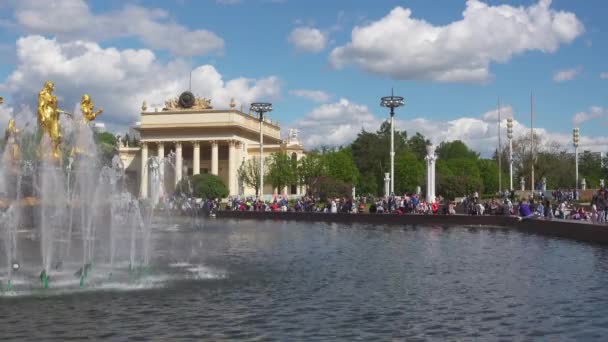 Moscow, Russia - May 27, 2017: Fountain in the park VDNH. — Stock Video