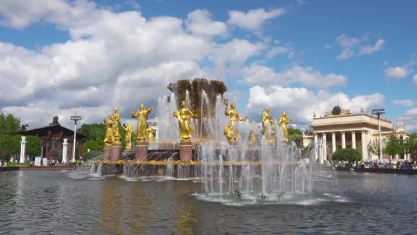 Moscow, Oroszország - 2017. május 27.: A park Vdnh szökőkút. — Stock videók