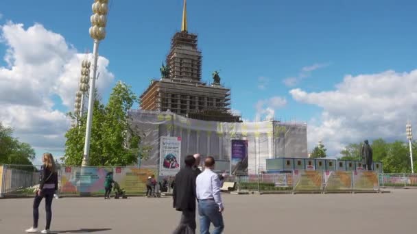 Moskou, Rusland - 27 mei 2017: mensen wandelen in het park van Vdnkh. — Stockvideo