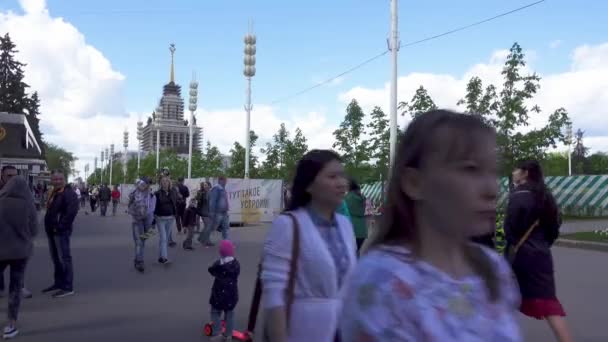 Moskou, Rusland - 27 mei 2017: mensen wandelen in het park van Vdnkh. — Stockvideo