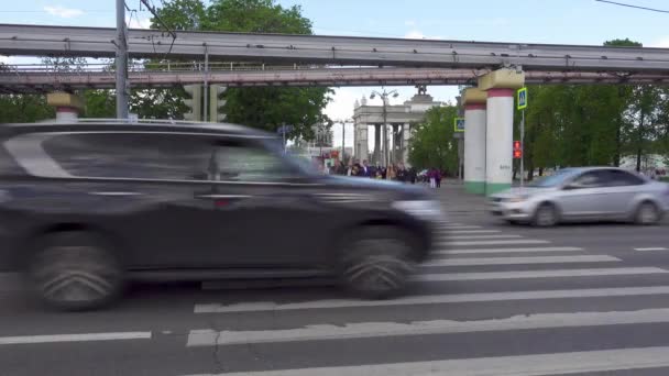 歩行者は緑の信号を待っているモスクワ, ロシア - 2017 年 5 月 27 日。. — ストック動画