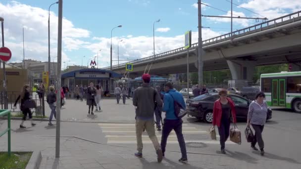 Москва, Россия - 27 мая 2017 года: Люди, идущие рядом со станцией метро ВДНХ — стоковое видео