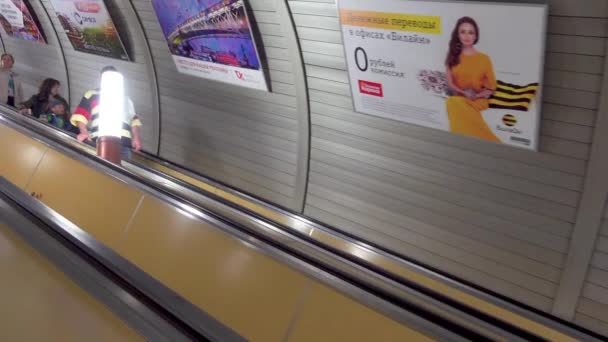 Moskau, Russland - 27. Mai 2017: Menschen steigen in der U-Bahn auf die Rolltreppe — Stockvideo