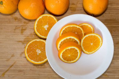 Portakal bir tablo ve bir beyaz tabak