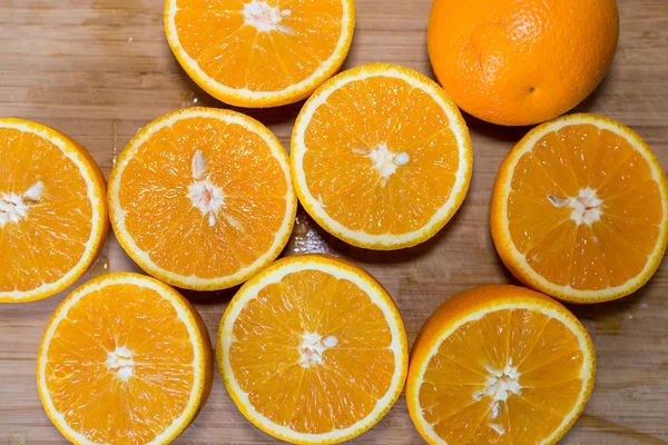 Arancione affettato su una tavola di legno — Foto Stock
