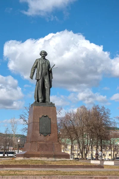 Москва, Россия - 23 марта 2017 года: Памятник Репину — стоковое фото