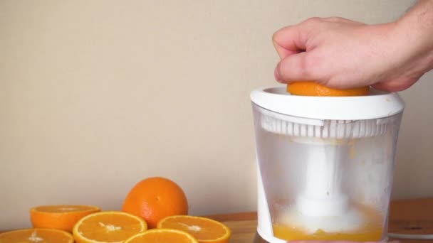 Make fresh orange juice with electric juicer — Stock Video