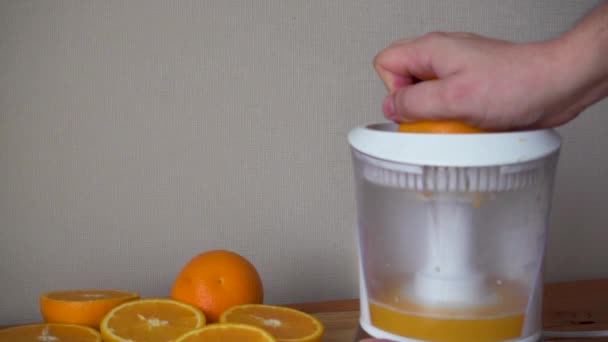Elektrikli meyve sıkacağı ile taze portakal suyu yapmak — Stok video