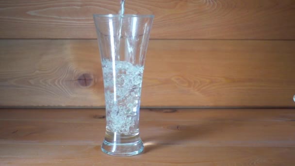 Das Wasser wird in ein Glas gegossen — Stockvideo