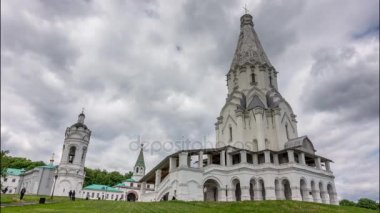 Kilisenin yükseliş, Kolomenskoye Park, Moskova, Rusya'nın üzerinde dramatik bulutlar.