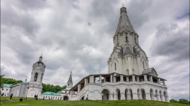 Dramatyczne chmury nad Kościół Wniebowstąpienia, Park Kołomienskoje dzielą, Moskwa, Rosja. — Wideo stockowe