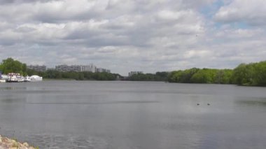Moskova Nehri Kolomenskoye Park görünümünü.