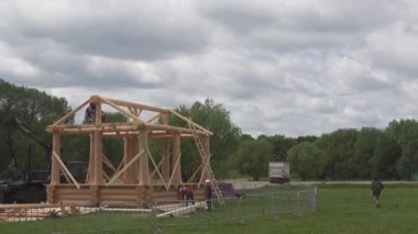 Moskova, Rusya - 4 Haziran 2017: İnşaatçılar Kolomenskoye parkta ahşap bir bina inşa