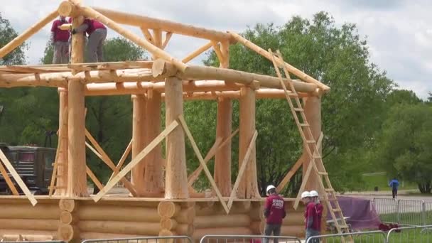 Moskou, Rusland - juni, 4, 2017: Bouwers bouwen een houten gebouw in Kolomenskoye Park — Stockvideo