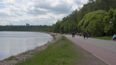 Moskova, Rusya - 4 Haziran 2017: Tanımsız insanlar Kolomenskoye Park'ta bir yol boyunca yürüyüş