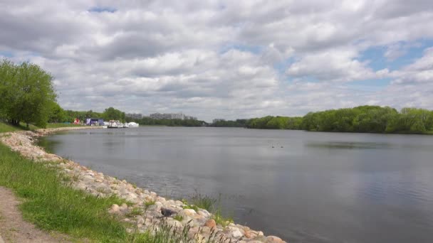 Veduta del fiume Mosca nel parco Kolomenskoye . — Video Stock