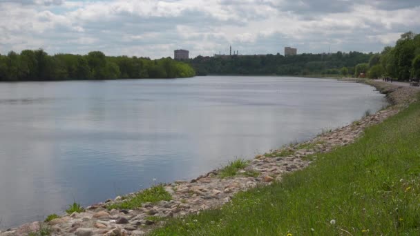 Uitzicht op de Moskou-rivier in het Kolomenskoye Park. — Stockvideo