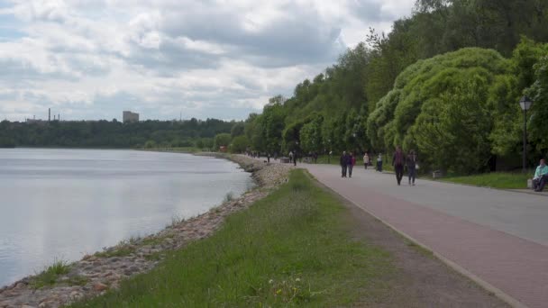 Moskva, Rusko - 4 června 2017: Nedefinovaný lidí projít podél cesty v parku Kolomenskoye — Stock video