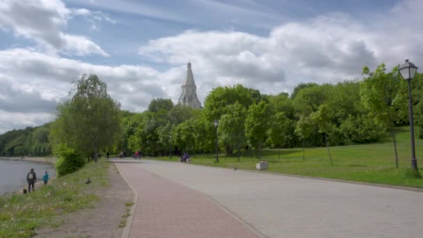 MOSCÚ, RUSIA - 4 DE JUNIO DE 2017: Personas indefinidas caminan por un sendero en el parque Kolomenskoye — Vídeos de Stock