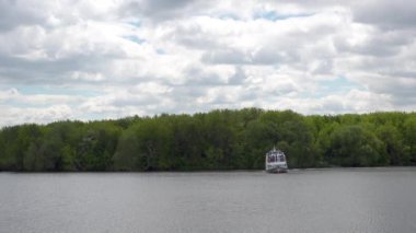 Moskova, Rusya - 4 Haziran 2017: Kolomenskoye parkta Moskova Nehri üzerinde gemi yelken.