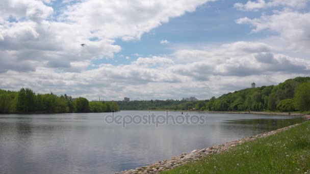 Vista do Rio Moscou no Parque Kolomenskoye . — Vídeo de Stock