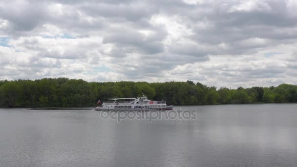 MOSCÚ, RUSIA - 4 DE JUNIO DE 2017: El barco navega por el río Moskva en el Parque Kolomenskoye . — Vídeos de Stock